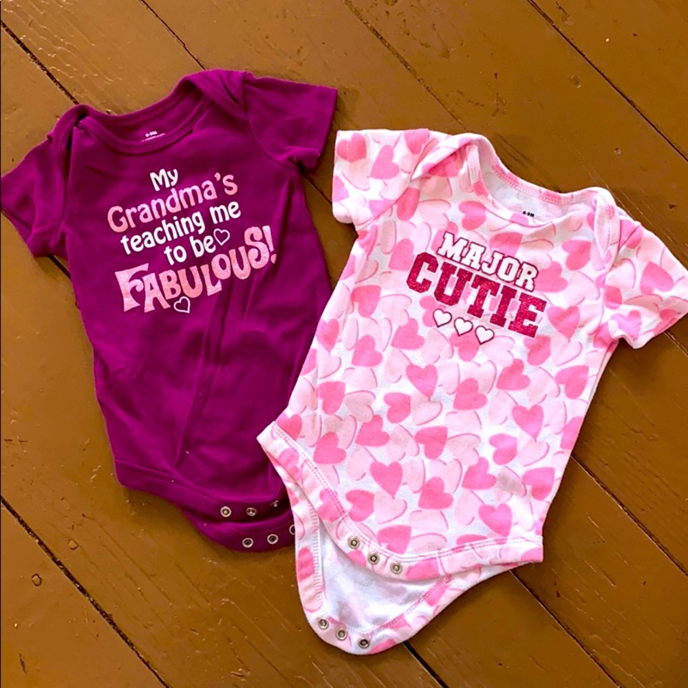 Graphic Bodysuits sz. 6-9m